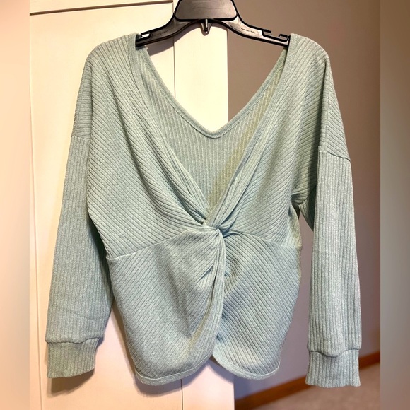 Style rack sweater with twist back size medium very flattering - Picture 3 of 5